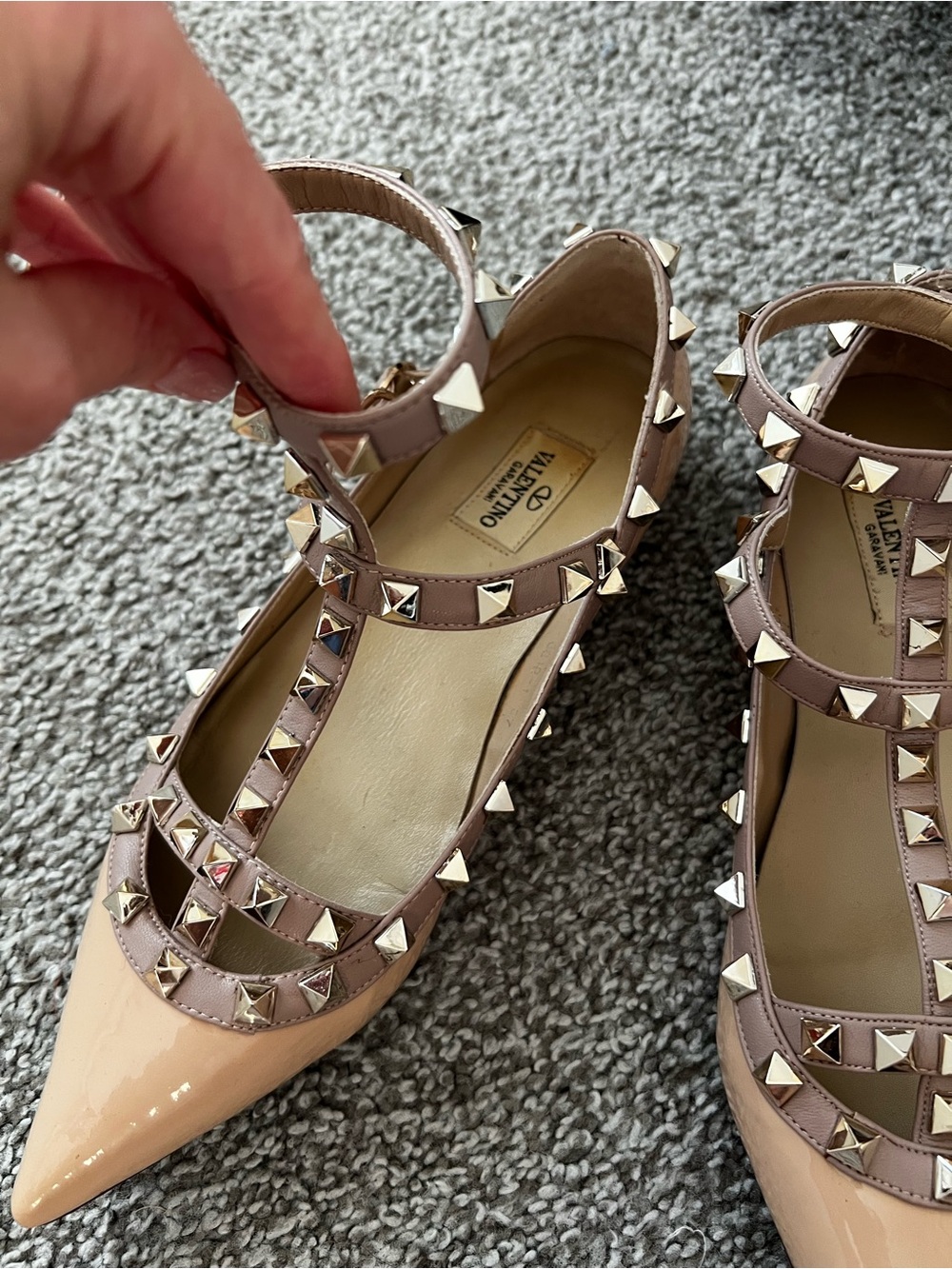 Valentino Garavani Nude and Taupe Rockstud Patent T-Strap Flats size 6